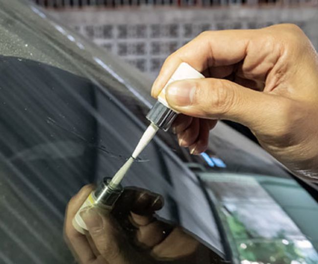 कार के शीशे पर लग जाए गंदगी तो ना हो परेशान! सर्विस सेंटर के बजाए घर पर